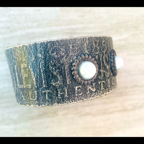 Recycled Levi belt cuff with pearls - Picture 4 of 4